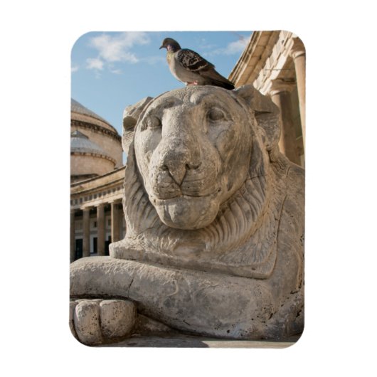 Löwenstatue vor der historischen Kirche Magnet (Vertikal)