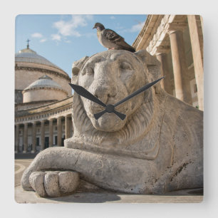 Löwenstatue vor der historischen Kirche Quadratische Wanduhr