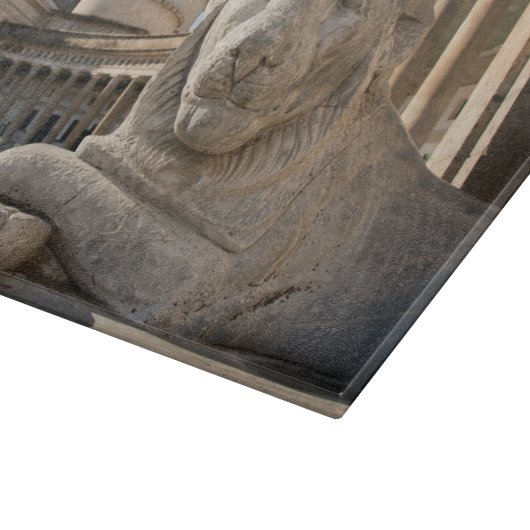 Löwenstatue vor der historischen Kirche Schneidebrett (Ecke)