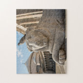 Löwenstatue vor historischer Kirche Puzzle (Vertikal)