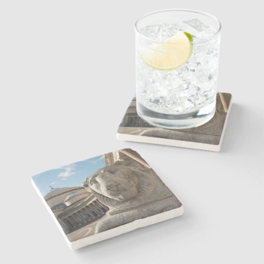 Löwenstatue vor San Francesco di Paola Steinuntersetzer (Seitenansicht)