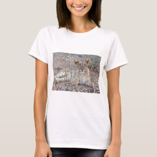 Löwenwürfel mit einem süßen, unschuldigen Blick. T-Shirt