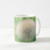 Löwenzahn im Grün mit sanftem Sommerlicht Kaffeetasse (VorderseiteRechts)