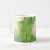 Löwenzahn im Grün mit sanftem Sommerlicht Kaffeetasse (Vorderseite Links)