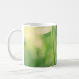 Löwenzahn im Grün mit sanftem Sommerlicht Kaffeetasse