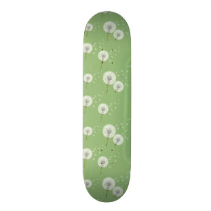 Löwenzahn-Muster auf grünem Hintergrund Skateboard