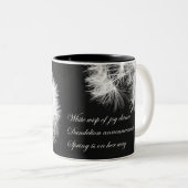 Löwenzahnhaiku-Tasse Zweifarbige Tasse (VorderseiteRechts)