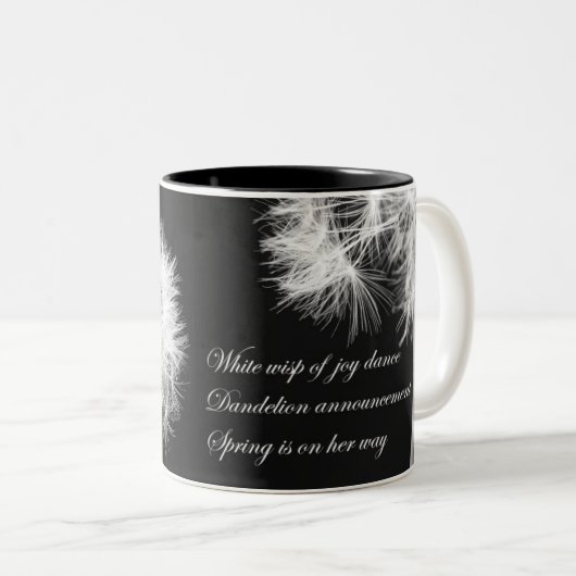 Löwenzahnhaiku-Tasse Zweifarbige Tasse (VorderseiteRechts)