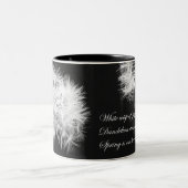 Löwenzahnhaiku-Tasse Zweifarbige Tasse (Mittel)