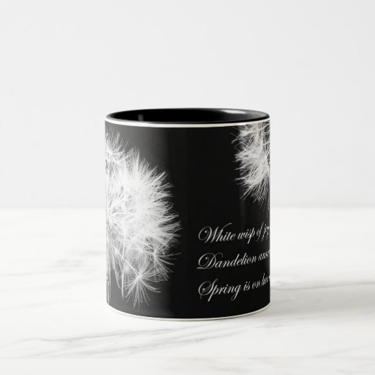 Löwenzahnhaiku-Tasse Zweifarbige Tasse (Mittel)