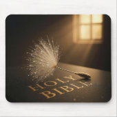 Löwenzahnkeimling auf einer Bibel mit Wassertropfe Mousepad (Vorne)