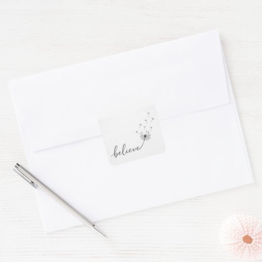 Löwenzahnkeimlinge mit dem Text 'Glaube' Quadratischer Aufkleber (Umschlag)