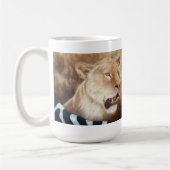 Löwin auf ihrer Tötung Kaffeetasse (Links)