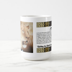 Löwin auf ihrer Tötung Kaffeetasse