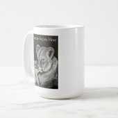 Löwin und Jungtier - Mut beginnt hier Kaffeetasse (Vorderseite Links)