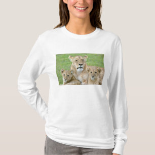 Löwin und zwei Junge, Ostafrika, Tansania, T-Shirt