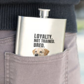 Loyalty. Not Trained. Bred. Yellow Lab Flachmann (Beispiel)