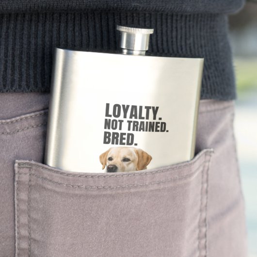 Loyalty. Not Trained. Bred. Yellow Lab Flachmann (Beispiel)
