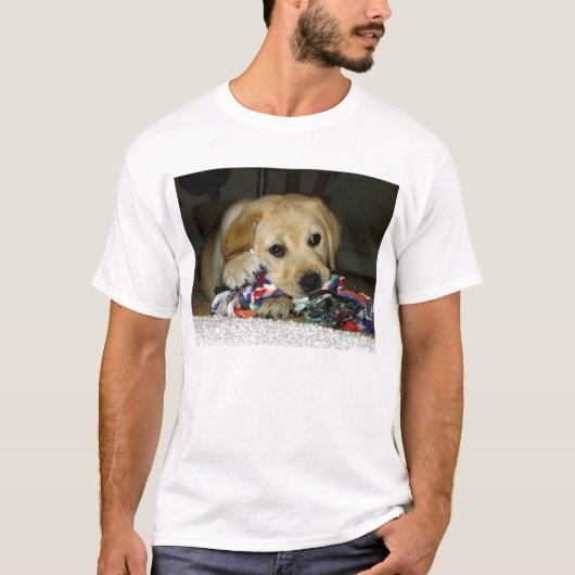 LR gelbe Labrador Welpe mit Spielzeug T-Shirt (Vorderseite)