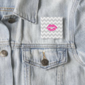 Lt grau weiß Zickzack, Pink Lipstick Kiss Button (Beispiel)