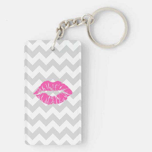 Lt grau weiß Zickzack, Pink Lipstick Kiss Schlüsselanhänger (Rückseite)