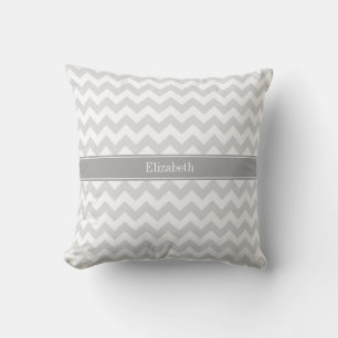 Lt Grau Wht Chevron Grau Namensmonogramm Kissen