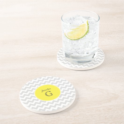 Lt grau Zickzack, runder gelber Name Monogramm B Sandstein Untersetzer (Seite)