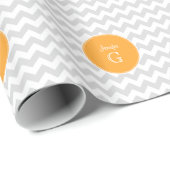Lt Gray White Chevron Rnd Cantaloupe Name Monogram Geschenkpapier (Rolleneckpunkt)