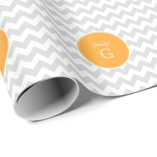 Lt Gray White Chevron Rnd Cantaloupe Name Monogram Geschenkpapier (Rolleneckpunkt)