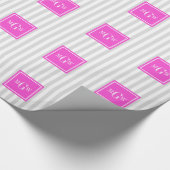 Lt Gray White Strip Hot Pink Square 3 Monogramm Geschenkpapier (Ecke)