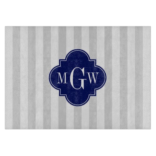 Lt Gray White Strip Navy Quatrefolie 3 Monogramm Schneidebrett (Vorderseite)