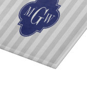 Lt Gray White Strip Navy Quatrefolie 3 Monogramm Schneidebrett (Ecke)