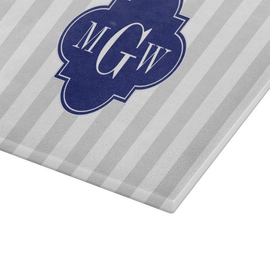 Lt Gray White Strip Navy Quatrefolie 3 Monogramm Schneidebrett (Ecke)