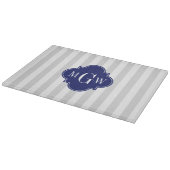 Lt Gray White Strip Navy Quatrefolie 3 Monogramm Schneidebrett (Ecke)