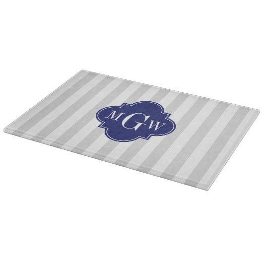 Lt Gray White Strip Navy Quatrefolie 3 Monogramm Schneidebrett (Ecke)