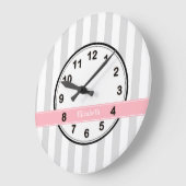Lt Gray White Strip Pink Name Monogram Große Wanduhr (Winkel)