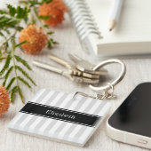 Lt Gray White Stripe Black Name Monogram Schlüsselanhänger (Vorderseite rechts)