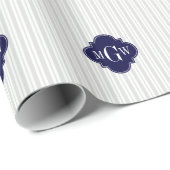 Lt Grey Whey UE Stripe Navy Quatrefolie 3 Monogram Geschenkpapier (Rolleneckpunkt)