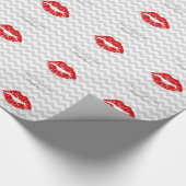 Lt Grey White Zickzack, Red Lipstick Kiss Geschenkpapier (Ecke)