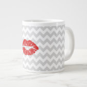 Lt Grey White Zickzack, Red Lipstick Kiss Jumbo-Tasse (Vorderseite Rechts)
