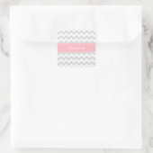 Lt Grey White Zickzack Zigzag Pink Name Monogram Quadratischer Aufkleber (Tasche)