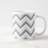 Lt Two Grey White Zickzack Aqua Monogram Jumbo-Tasse (Rechts)
