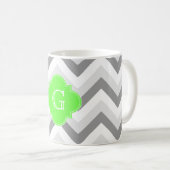 lt Zwei grauweiße Zickzack Quatrefolien-Monogramm Kaffeetasse (VorderseiteRechts)