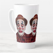 “Luca” After the Laughter Ends – A Clowns Portrait Milchtasse (Linke Ecke)