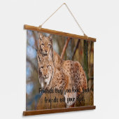 Luchse auf dem Gipfel eines stehenden Berges Wandteppich Mit Holzrahmen (Gewinkelt)