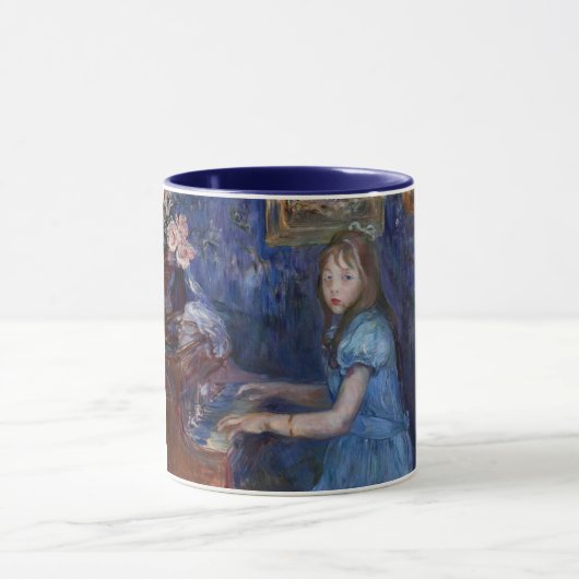 Lucie Leon Piano (von Berthe Morisot) Tasse (Zentrum)