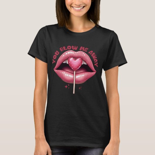 Lucious Pink Lips mit Herz geformt Lollipop T-Shirt (Vorderseite)