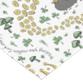 Luck & Joy Coins & Green Kleeblatts St Patricks Da Tischdecke (Schrägansicht)