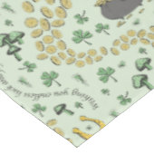 Luck & Joy Coins & Green Kleeblatts St Patricks Da Tischdecke (Schrägansicht)