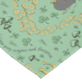 Luck & Joy Coins & Green Kleeblatts St Patricks Da Tischdecke (Schrägansicht)